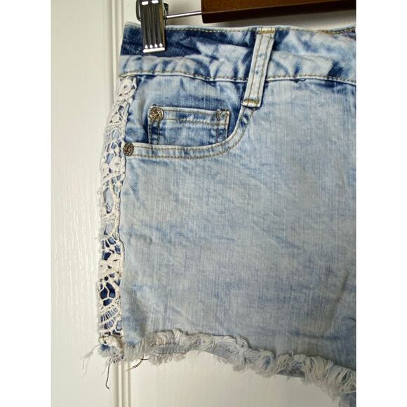 Boom Boom Jeans Acid Wash Blue Lace Accented Hot Shorts Women's Size 4 - Picture 6 of 9